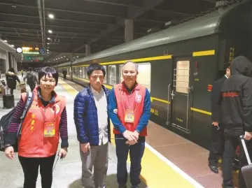 深圳义工协助残障人士返乡，从家门口一路护送到高铁站