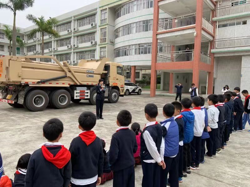 车辆有盲区、你我要远离！园山荷坳小学开展交通安全第二课