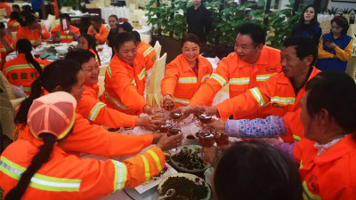 深圳4万名环卫工人春节留守岗位,1500名环卫工人提前吃上暖心“年夜饭”