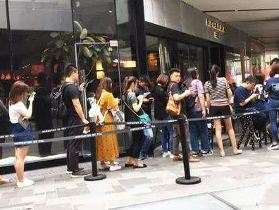 有托儿还是真火？揭秘网红饮品店排长队的背后
