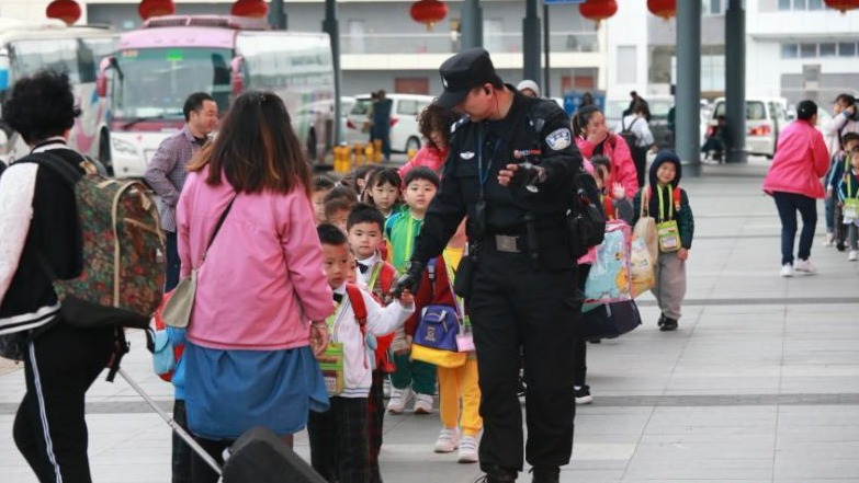 开学首日，深圳边检民警护航逾7000名跨境学童平安出入境