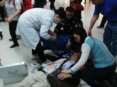 急 ! 香港旅客心脏骤停生命垂危 边检民警紧急施救转危为安