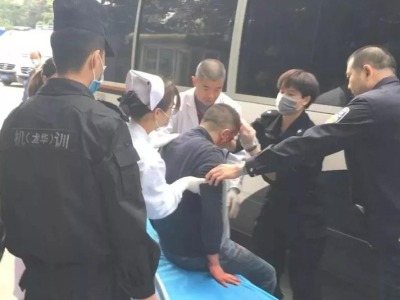 警车变救护车！龙华民警在执行公务中紧急救助车祸受伤群众