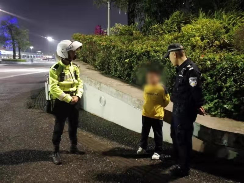 佳兆业主场正能量！交警助走失小孩找到家人