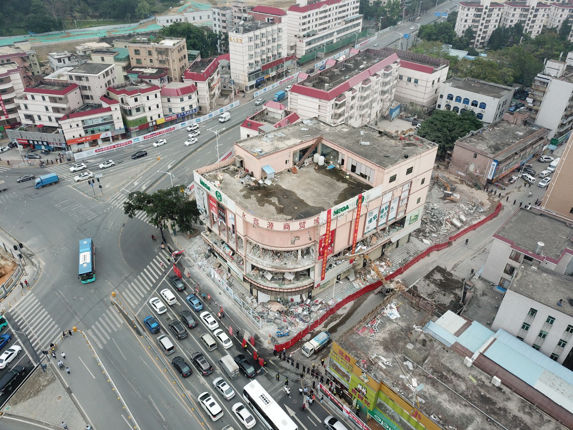 全力以赴拔“钉子” 万众一心筑地铁  坪山依法拆除最强“钉子户”