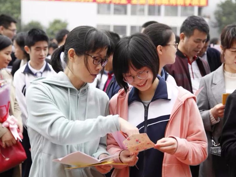 “十八岁，我们一起跨越成人门”——布吉高中举行成人礼