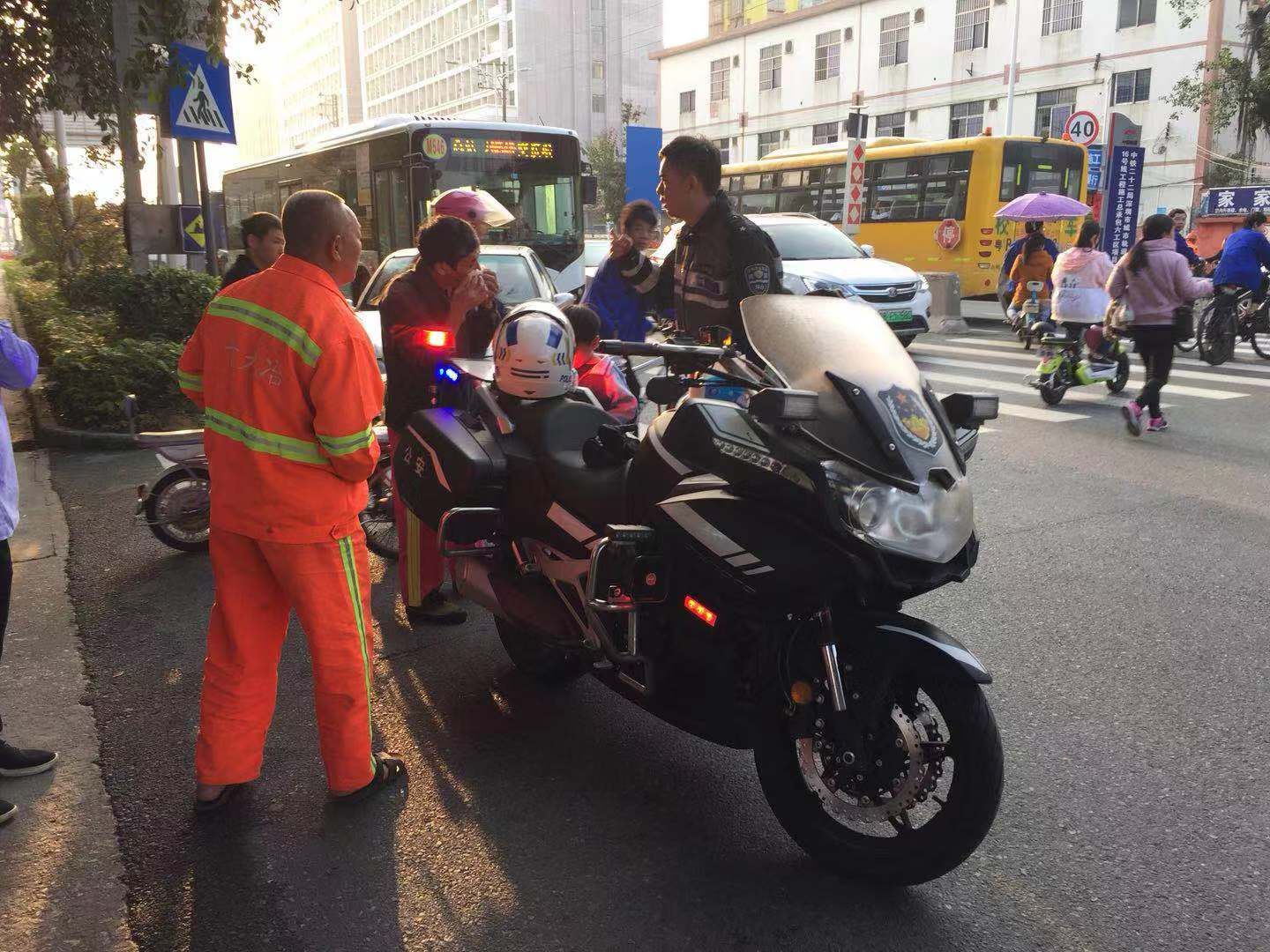 车流中爷孙失衡跌倒！千钧一发之际坪山警员冲进了马路