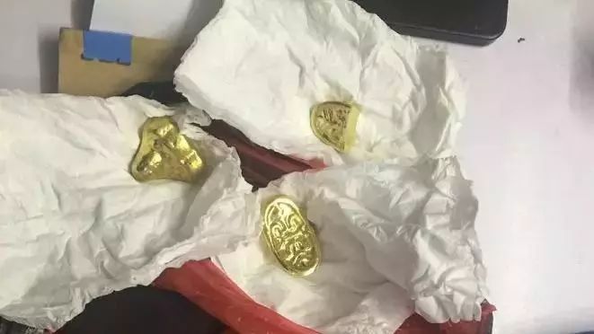 江湖骗局：老人工地挖出“金元宝”，跪地找你抵押借钱，借不借？