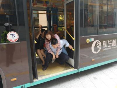 公交车还在隧道里，乘客突然晕倒，司机紧急救助