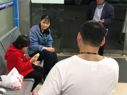 7岁女儿失联一整天！父亲急得报警，没想到她竟是看了一天电影