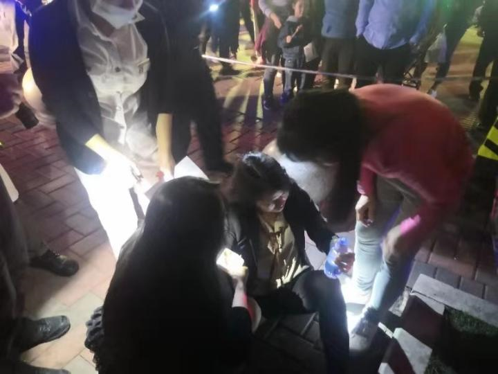 女子发病当街晕倒 辅警果断救助获赞扬