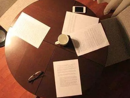 谈到现在有多艰难？为一个单词交涉两个多小时 