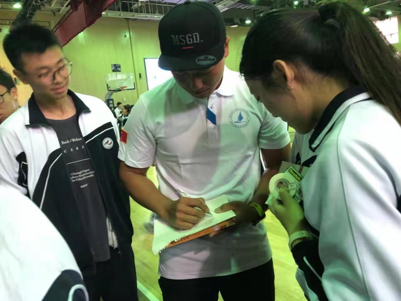 冠军来啦！深圳帆协参加人大附中深圳学校义卖活动