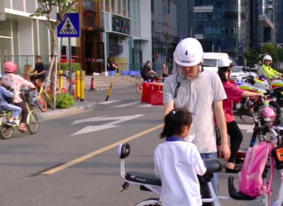 深圳交警在校门开展查处行动，家长头盔佩戴率升了6.9%