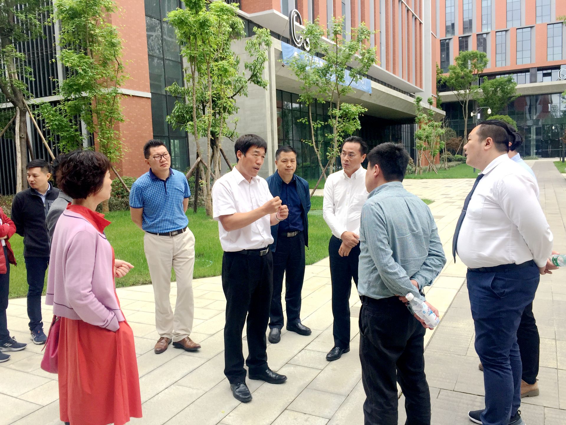 坪山企业家代表团赴四川、云南考察