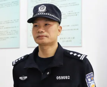 每日警星| 谢立新：情系社区服务为民