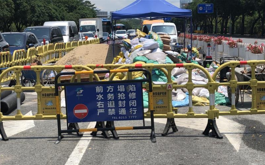 注意！莲花山公园附近路面发生塌陷，相关单位正在抢修