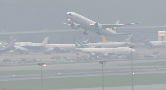 香港机场有个观景台 假期去看大飞机

