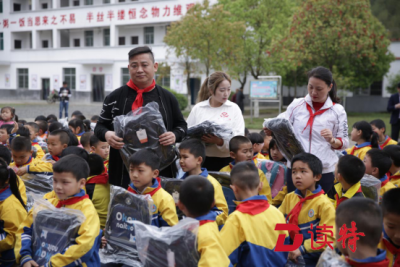 深圳打工网向江西革命老区学校捐20万元学习用品
