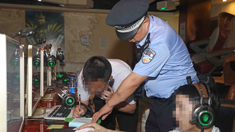 深圳控烟车轮战督查现场堪比“刑侦大片”，3位市民被罚款