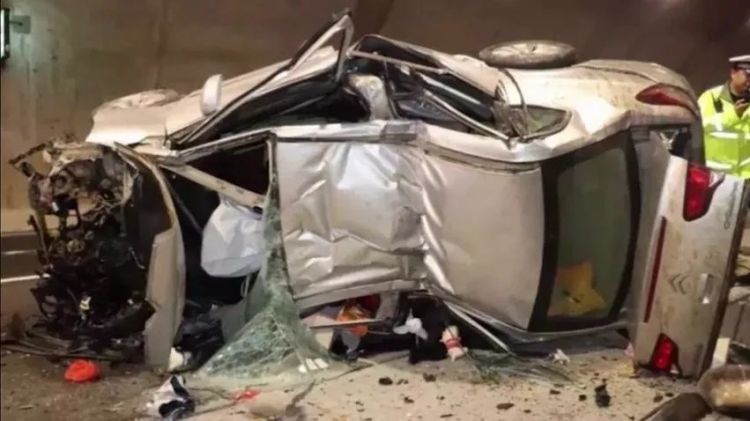 吓人！开车34分钟看手机30次，司机隧道内当场身亡