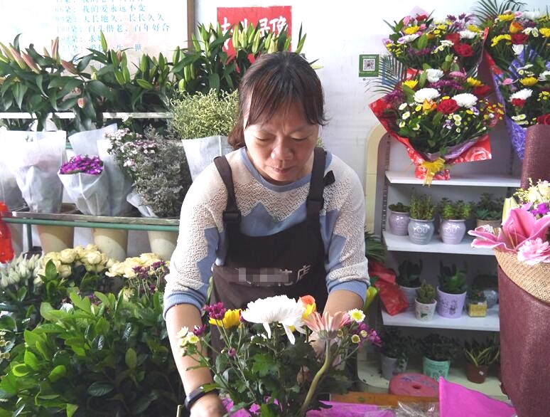 东莞道滘市民沿习传统祭祖 家家户户插柳枝