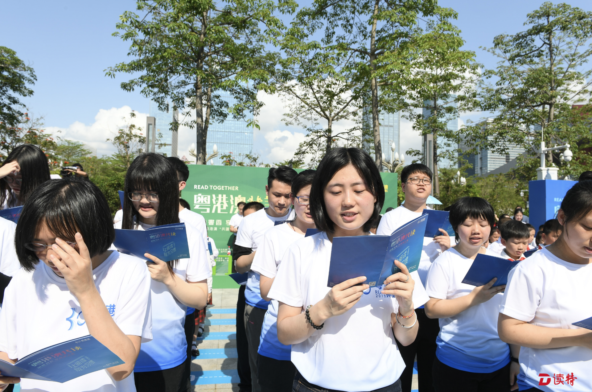 首届粤港澳“共读半小时”来了！2万人在500多个公共空间里共读