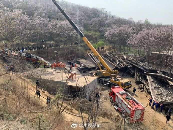 中铝一货运火车脱轨压毁村民住房 4人遇难仍有2人失联