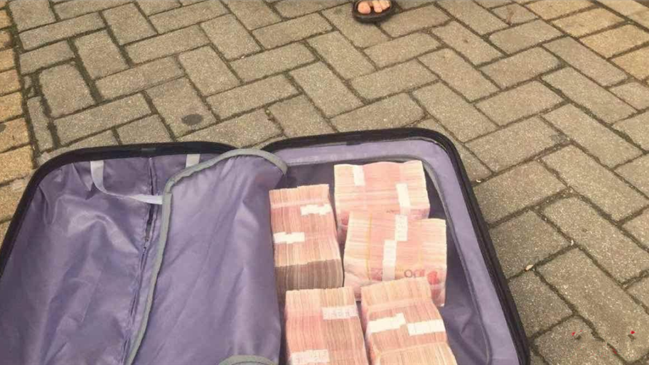 50万“换”回网友怒赞！深圳的哥，好样的！