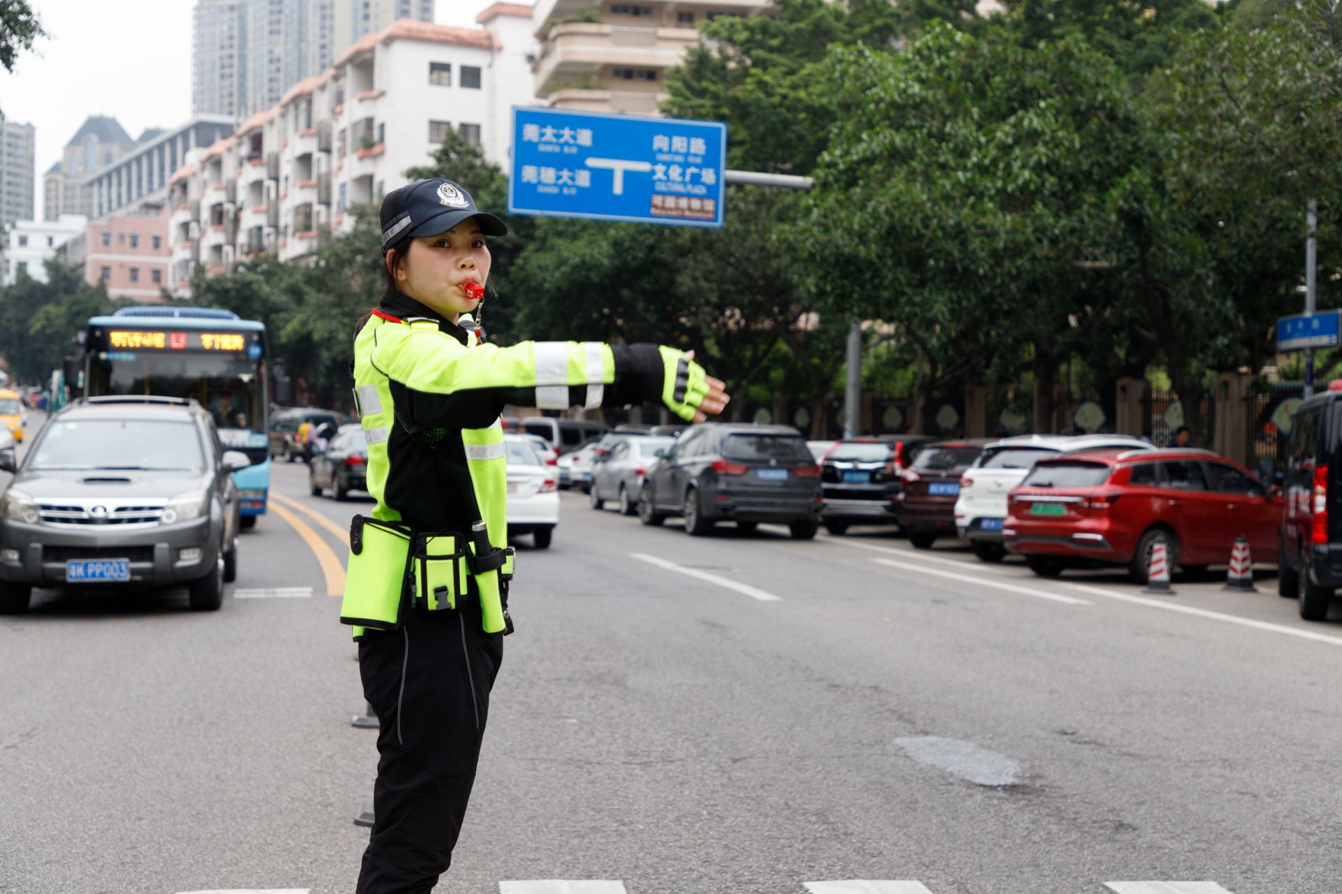 东莞铁骑第一岗 莞城女铁骑以“5S”级服务疏导交通