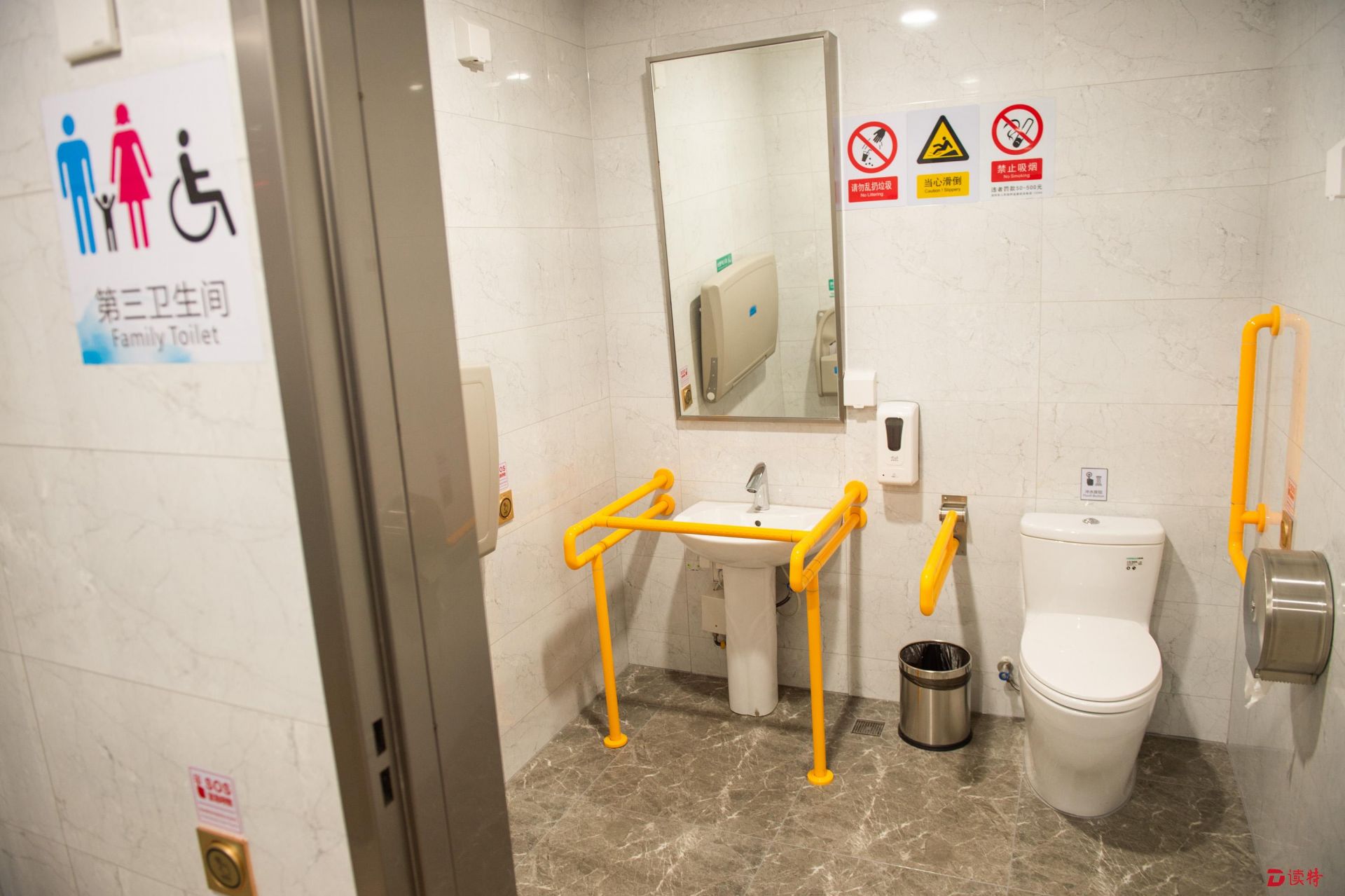 深圳地铁8号线厕所图片