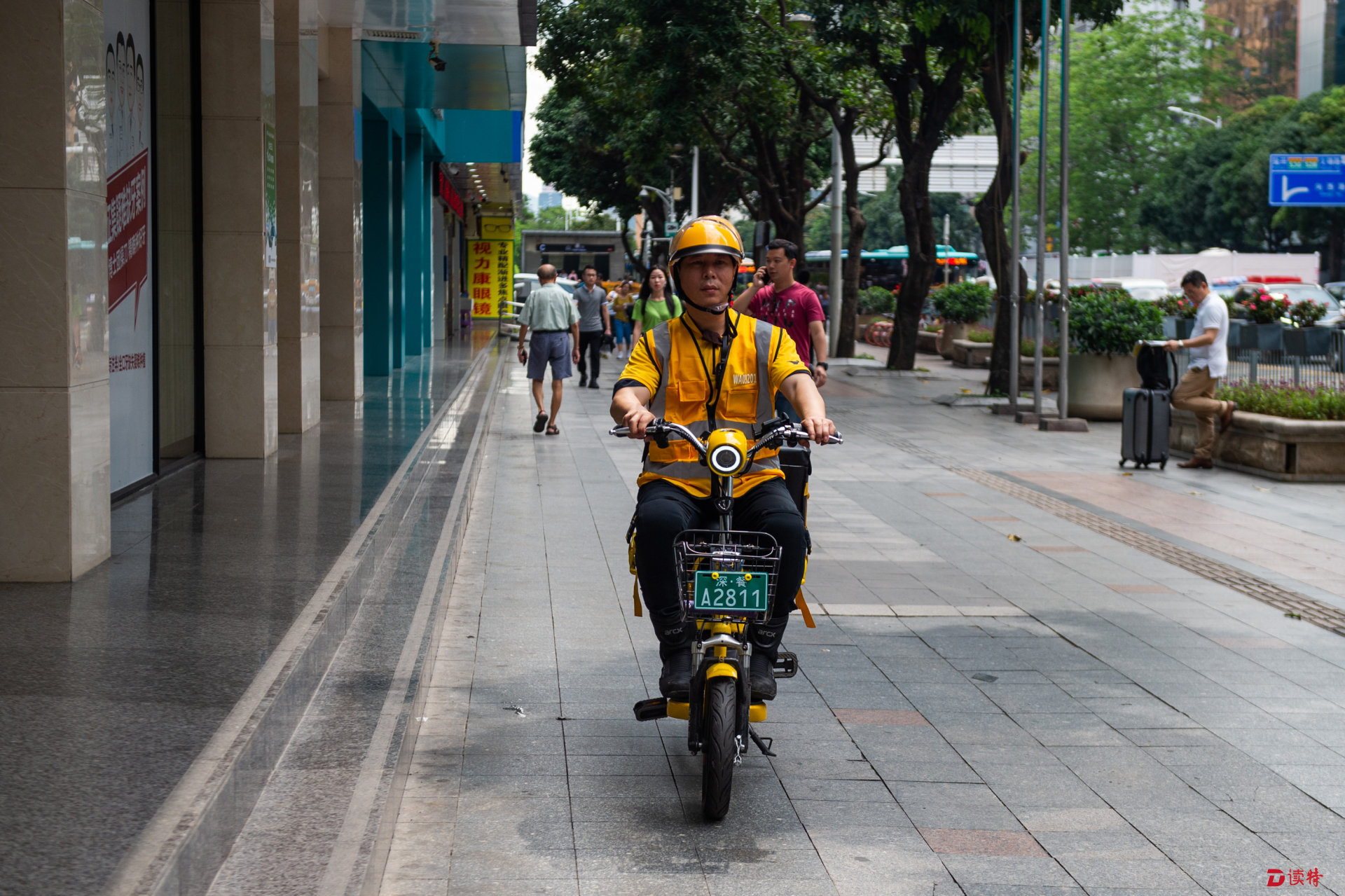 深圳交警变身外卖小哥，发生了什么？今天给您送餐的竟是蜀黍