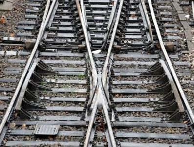 中铝公司一货运火车在专用铁路段脱轨 6人失联