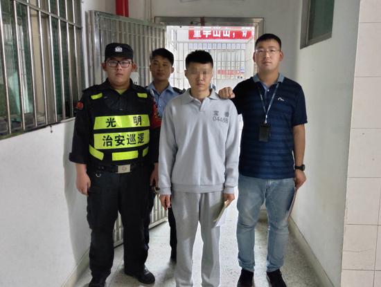 不仅刁难夜宵摊店主，还调戏邻桌美女？光明三名“醉汉”已被警方抓捕捕