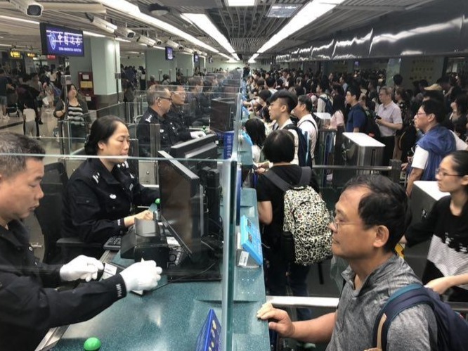 香港公众假期首日，罗湖口岸迎来入境客流高峰