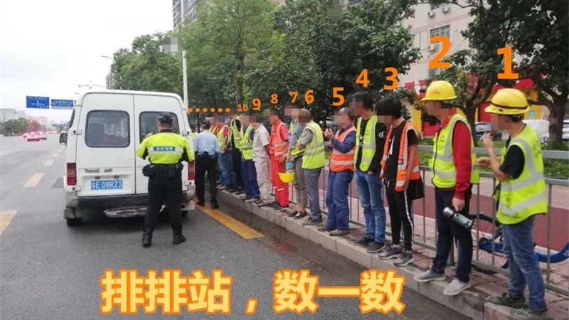 1、2、3、4……惊呆了！一辆核载6人的小车竟挤进去了18人