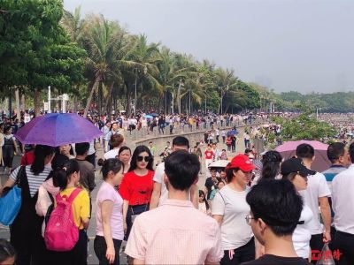 清明假期市属公园迎客168万人次，近半数人挤进了深圳湾公园