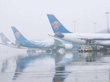 遭遇雷雨天气，南航取消深圳机场进出港航班42个