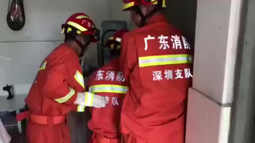 仅用一分钟！1岁男童被困 消防蜀黍巧用破门器将其救出