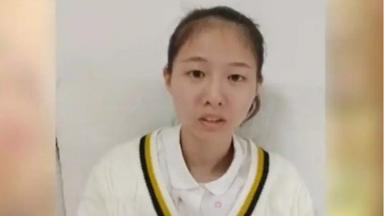 为同学挡8刀的女大学生发来了一段视频！听着都让人心疼……