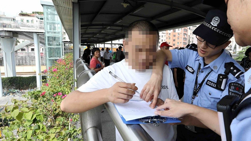 男子遇控烟执法上演疯狂“逃跑大戏”，等待他的或将是500元最高罚款