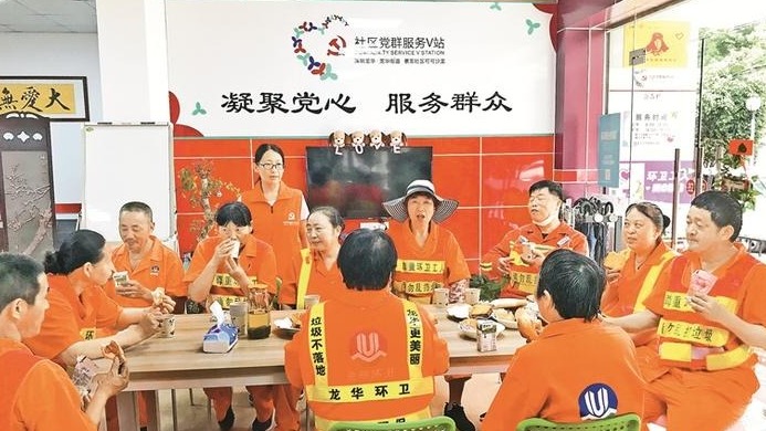 余香传爱！面包店与志愿者接力为环卫工送早餐