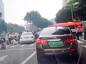 广州小车斑马线上撞伤13人 ，女司机肇事竟是因为这个动作！