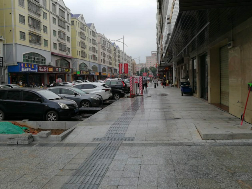 助力全国文明城市创建 光明区公明社区给城中村路面“推油焕新”