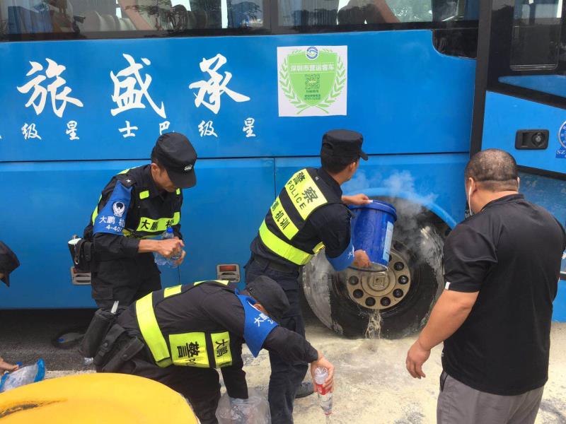 大巴满载游客突起火 警方助36名乘客脱险