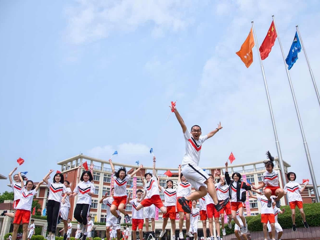 青春激扬爱国情！三千师生“快闪”“联唱”为祖国喝彩