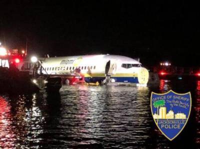 美国一架波音737客机冲出跑道坠河 造成21人受伤