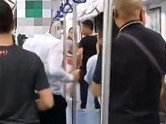 两男子在地铁拍视频大喊“卧倒”引混乱 警方：已被控制