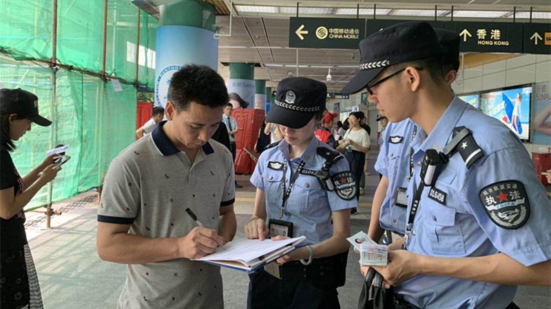 男子候车时干了这件事结果被罚50元！今起在公共场所千万别这样做