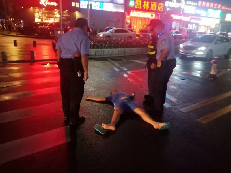 11岁熊孩子生闷气竟横躺马路中间！警察蜀黍哭笑不得劝走
